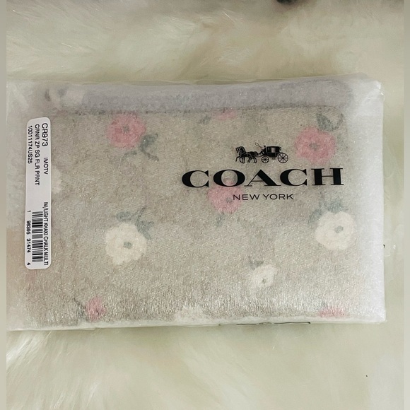 New with tag Coach Corner Zip Wristlet In Signature Canvas With Floral - Picture 5 of 7
